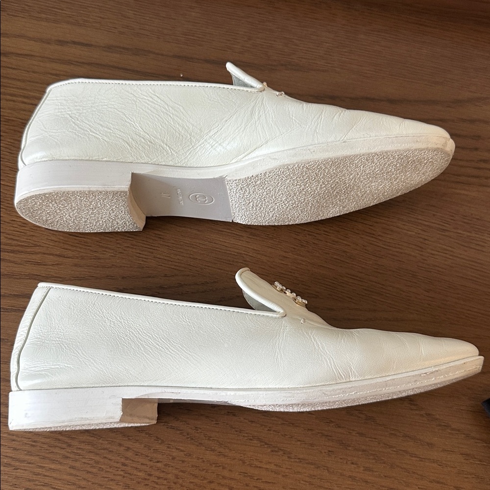 CHANEL Pearl CC logo White Leather Loafers - Picture 6 of 9